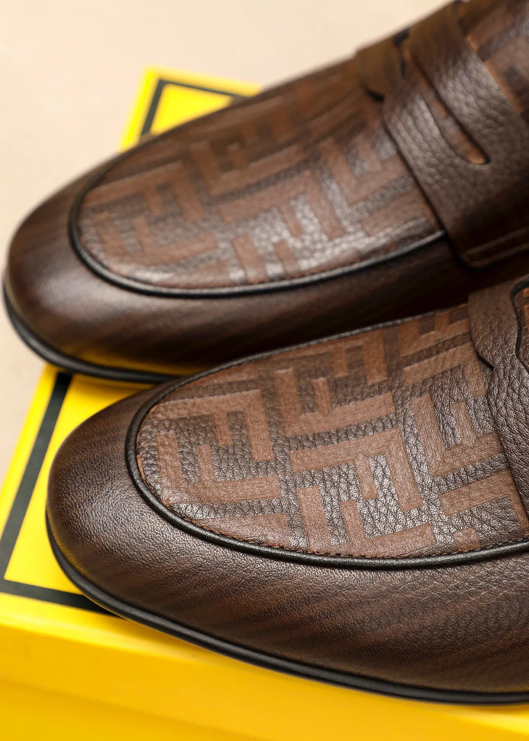 Men's shoes 💰442 💐 Product trademark: FENDI [Fendi] casual leather shoes Regular size: 38-44 (45🉑️customized) Product materials: Selected imported first-layer calfskin upper, imported cowhide leather lining. Strong three-dimensional visual effect, rubber outsole Color: 1⃣️color optional